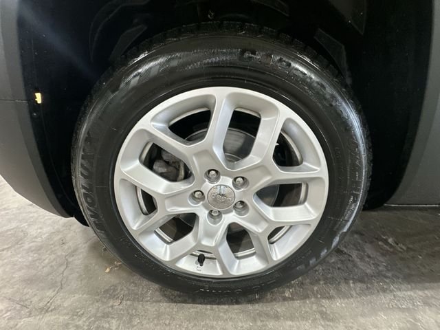 Used 2017 Hypergreen Clearcoat Jeep Latitude image 23