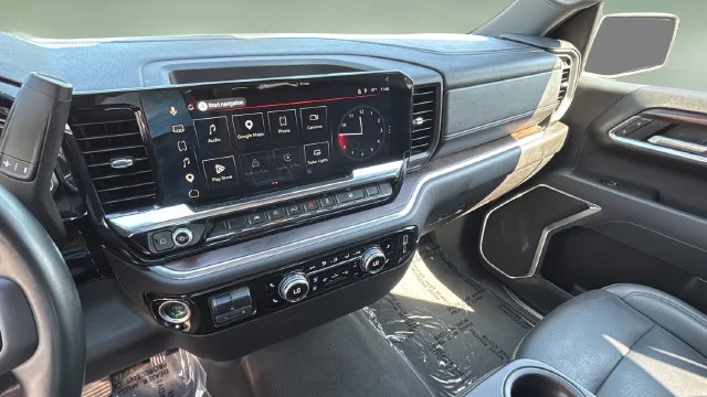 Used 2025 White GMC SLT image 25