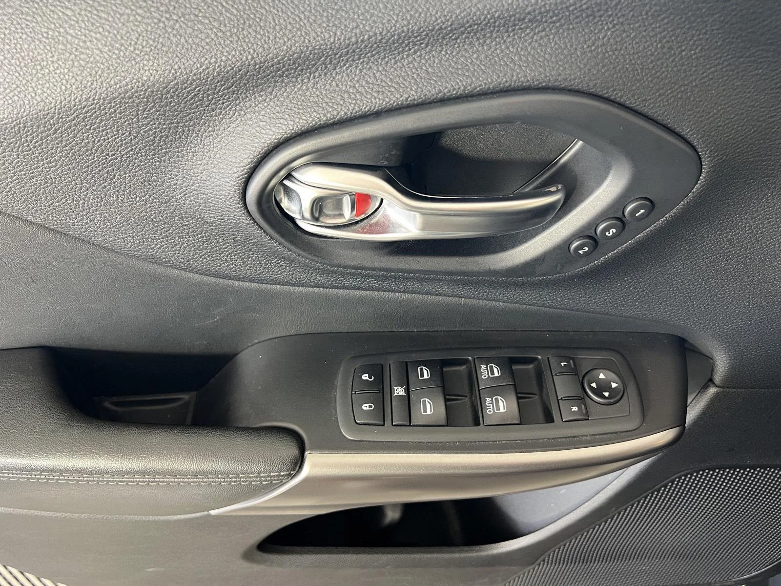 Used 2020  Jeep Limited image 6