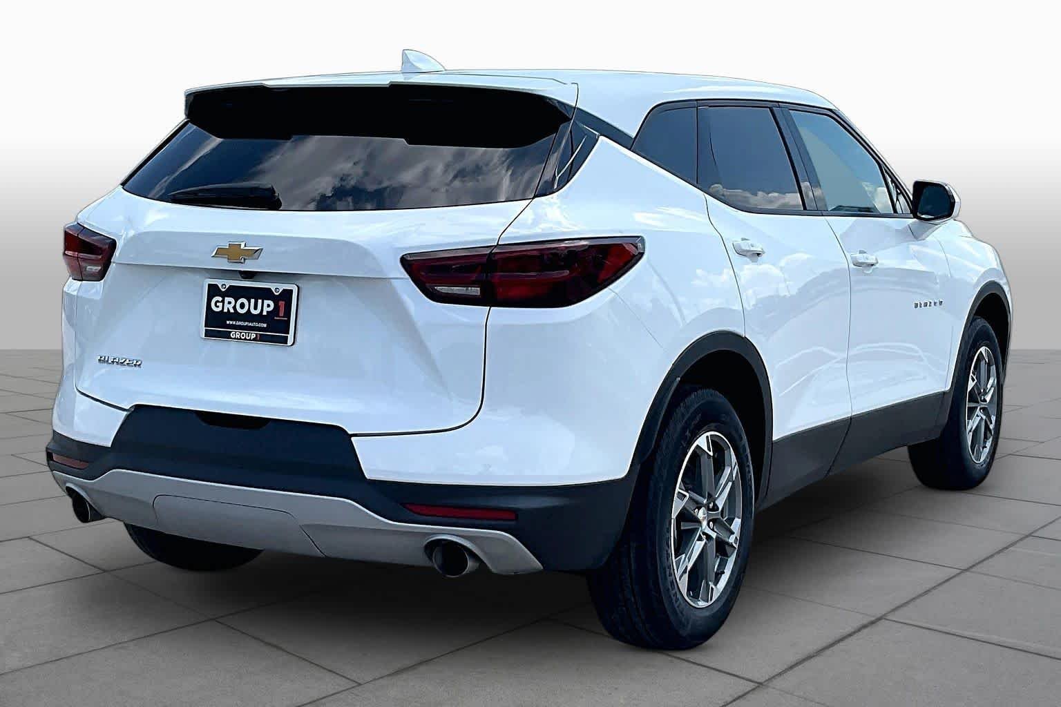 Used 2025 Summit White Chevrolet LT image 13