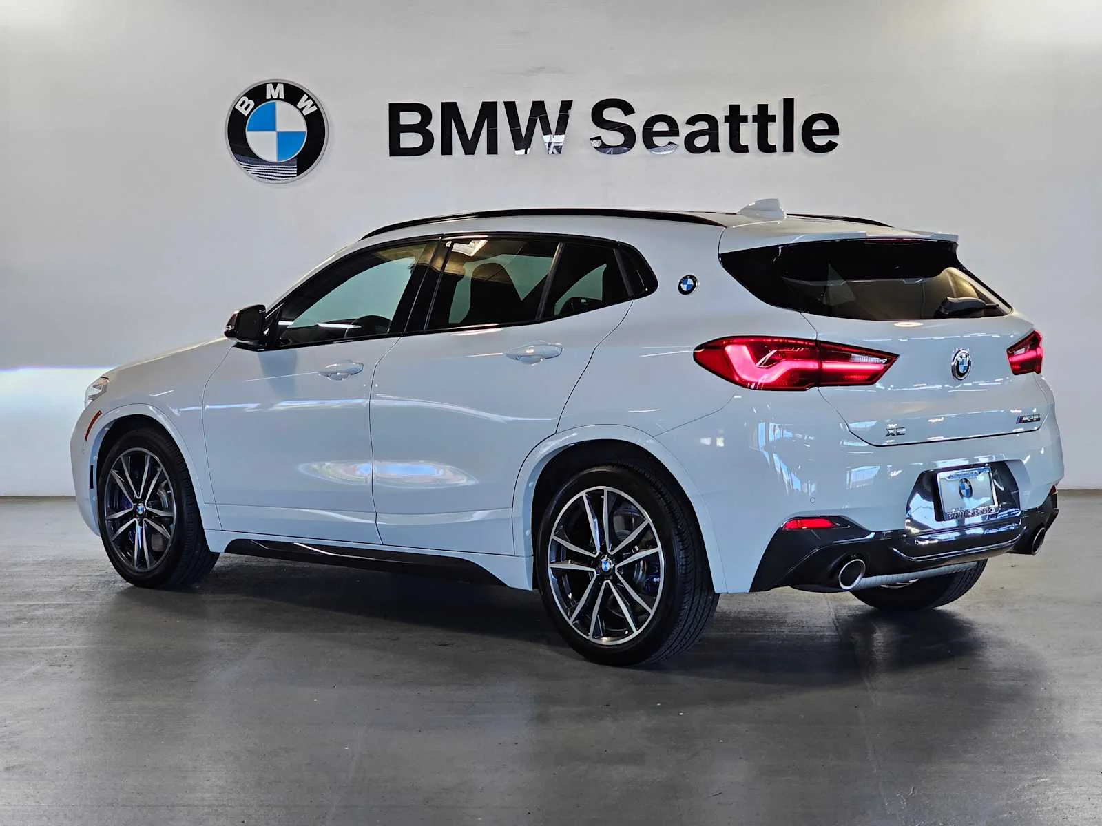 Used 2020 Alpine White BMW M35i image 4