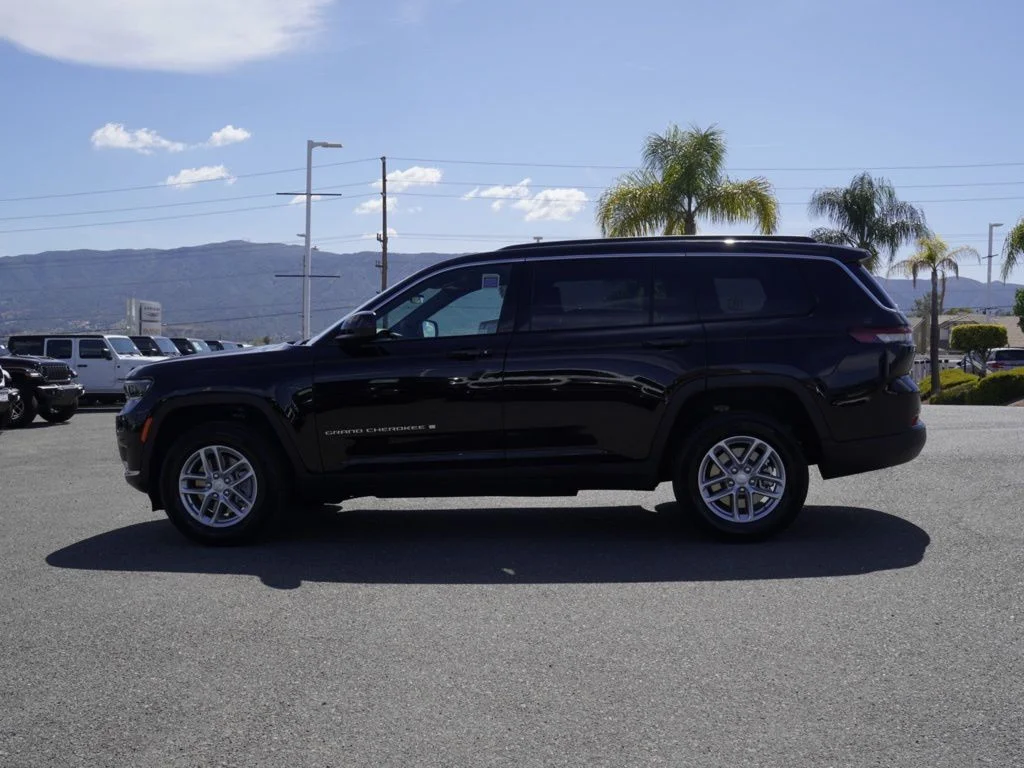 New 2026 Diamond Black Crystal Pearl-Coat Exterior Paint Jeep Laredo image 6