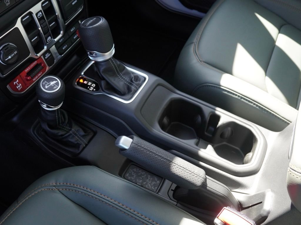 New 2026 Bright White Clear-Coat Exterior Paint Jeep Mojave image 14