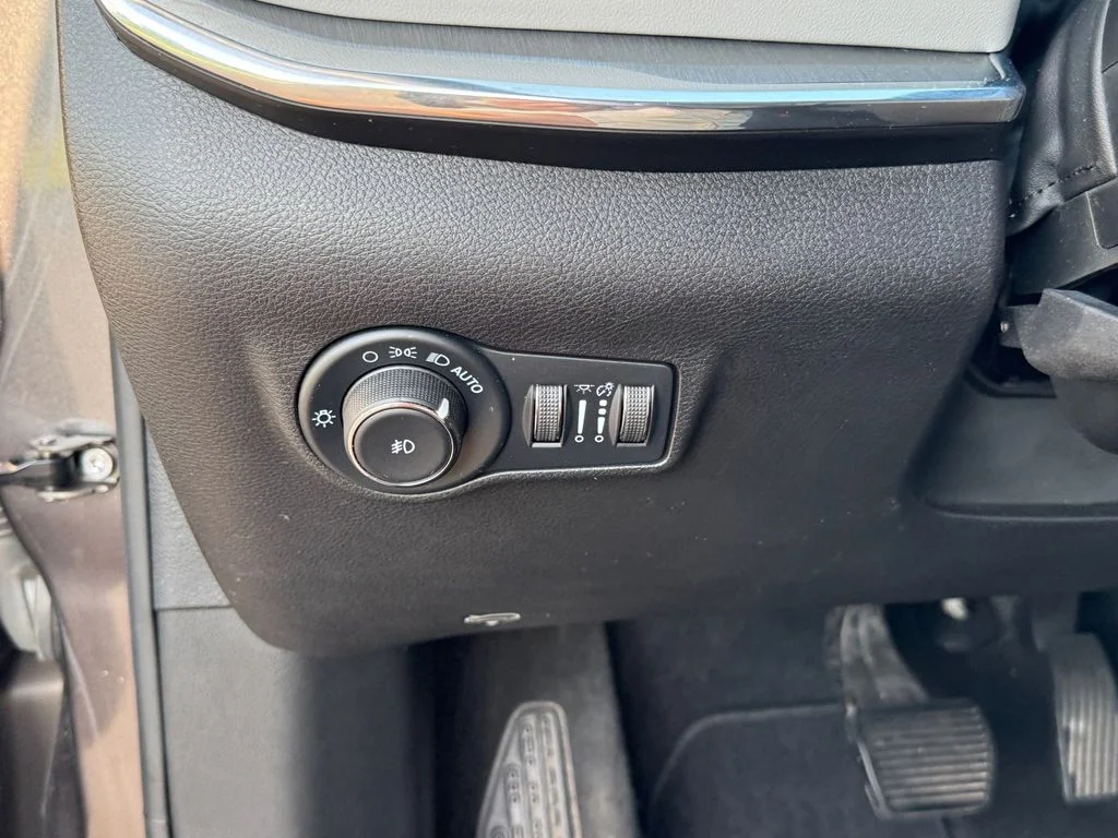 Used 2022 Gray Jeep Limited image 18
