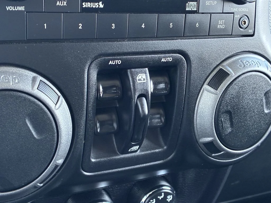 Used 2015 Silver Jeep Unlimited Sport image 28