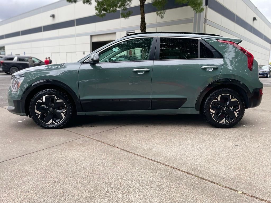 Used 2023 Cityscape Green Kia Wave image 7