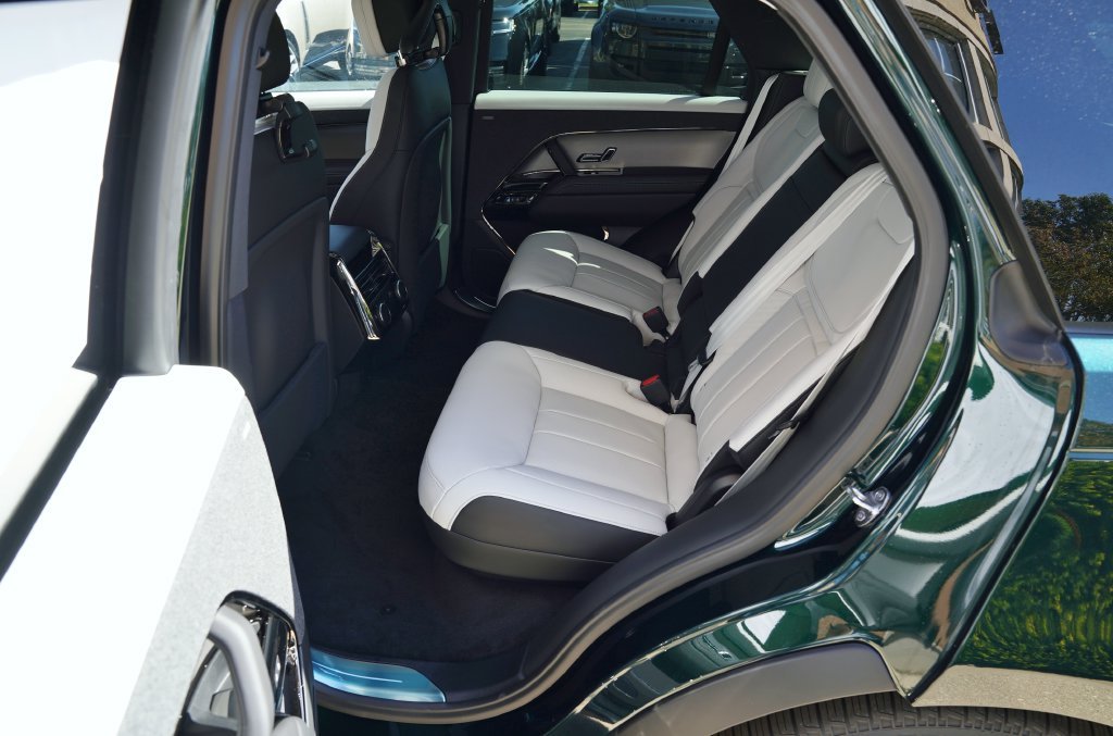 New 2027 British Racing Green Land Rover Dynamic SE image 34