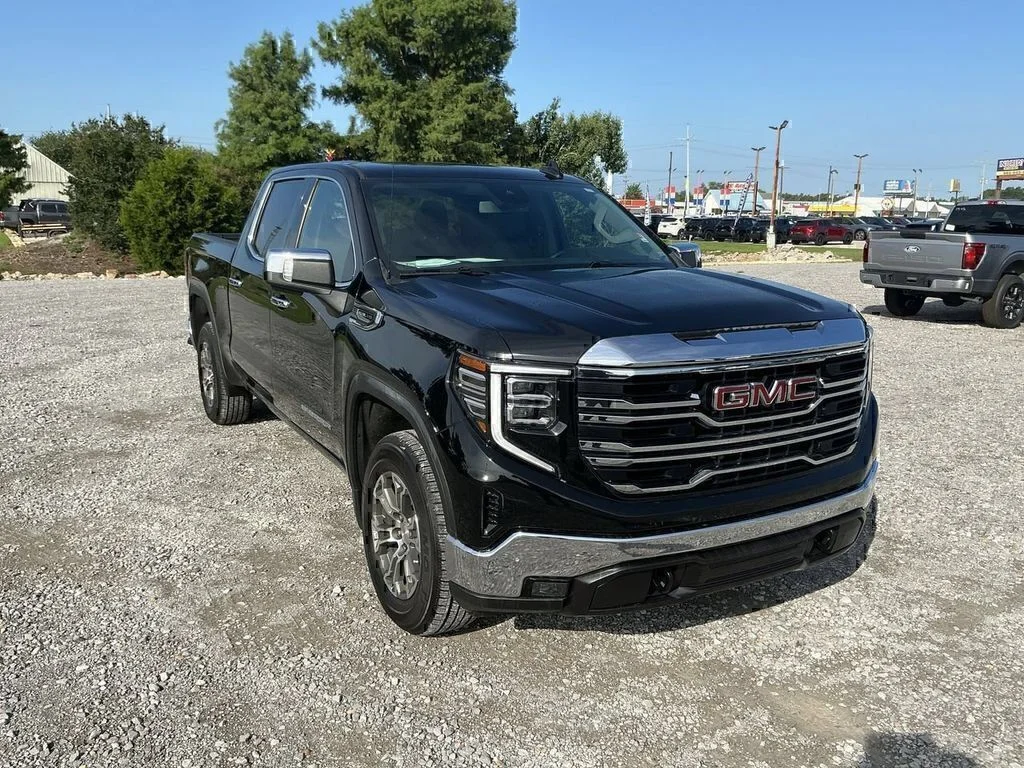 Used 2025 Onyx Black GMC SLT image 10