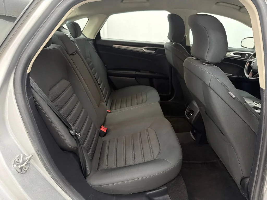 Used 2019 Silver Ford SE image 29