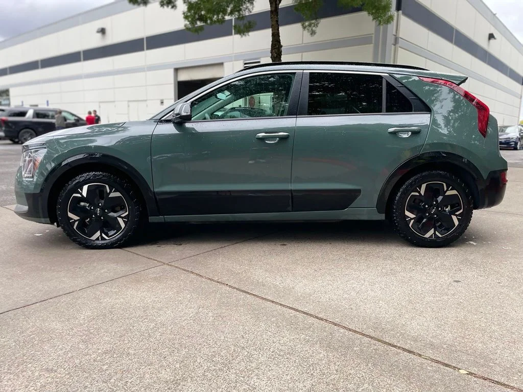 Used 2023 Cityscape Green Kia Wave image 7