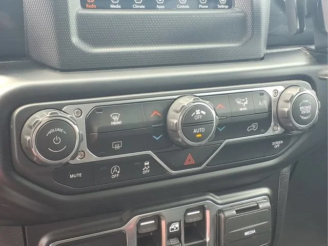 Used 2022  Jeep Unlimited Sport Altitude image 9