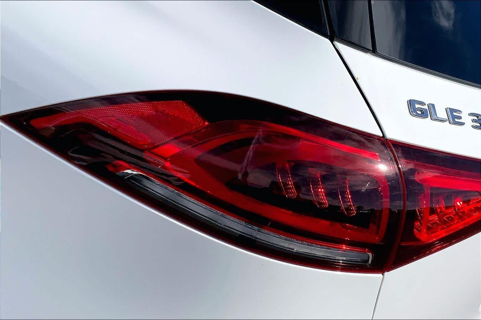 Used 2022 Polar White Mercedes-Benz GLE 350 image 27