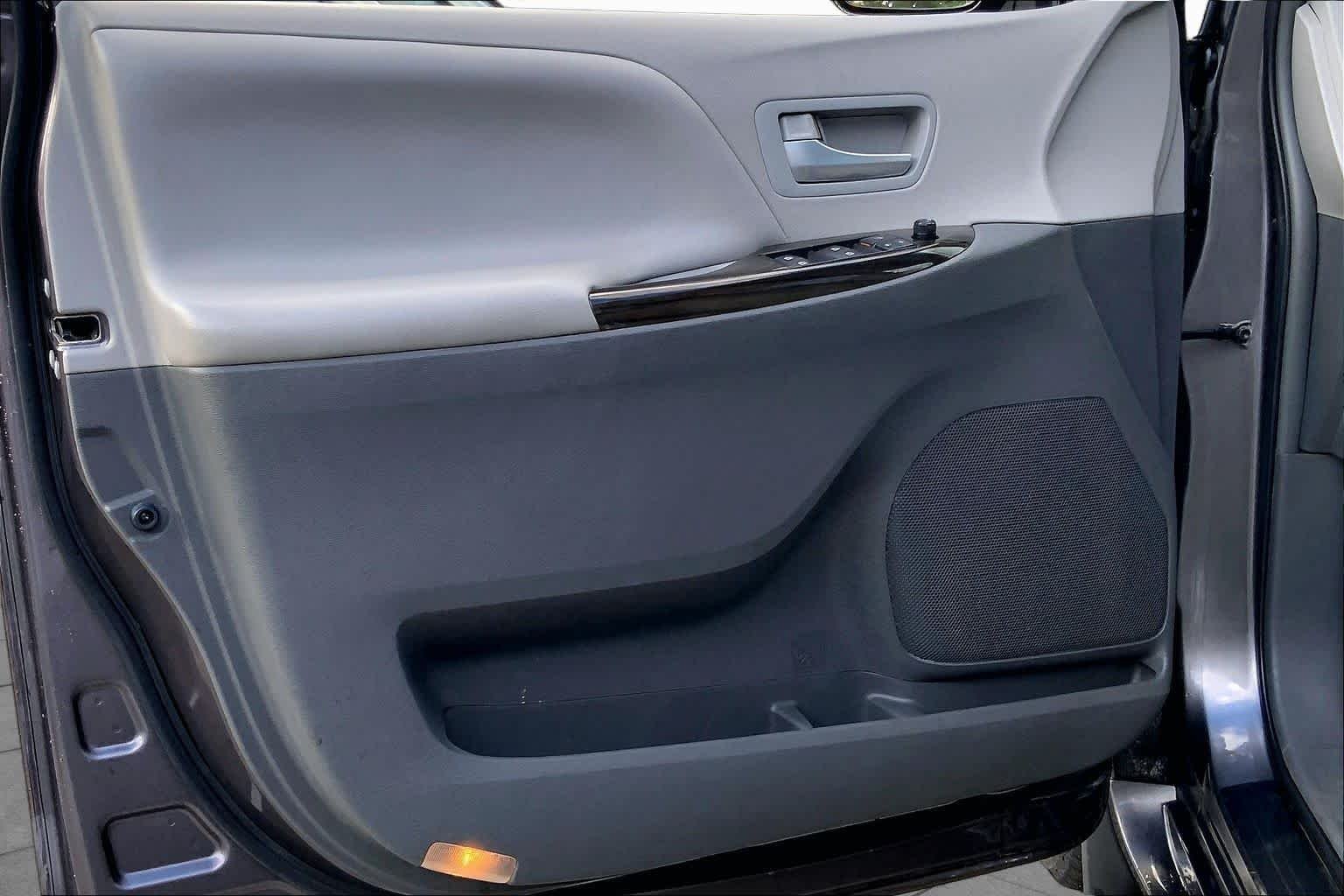 Used 2017 Predawn Gray Mica Toyota XLE Premium image 22