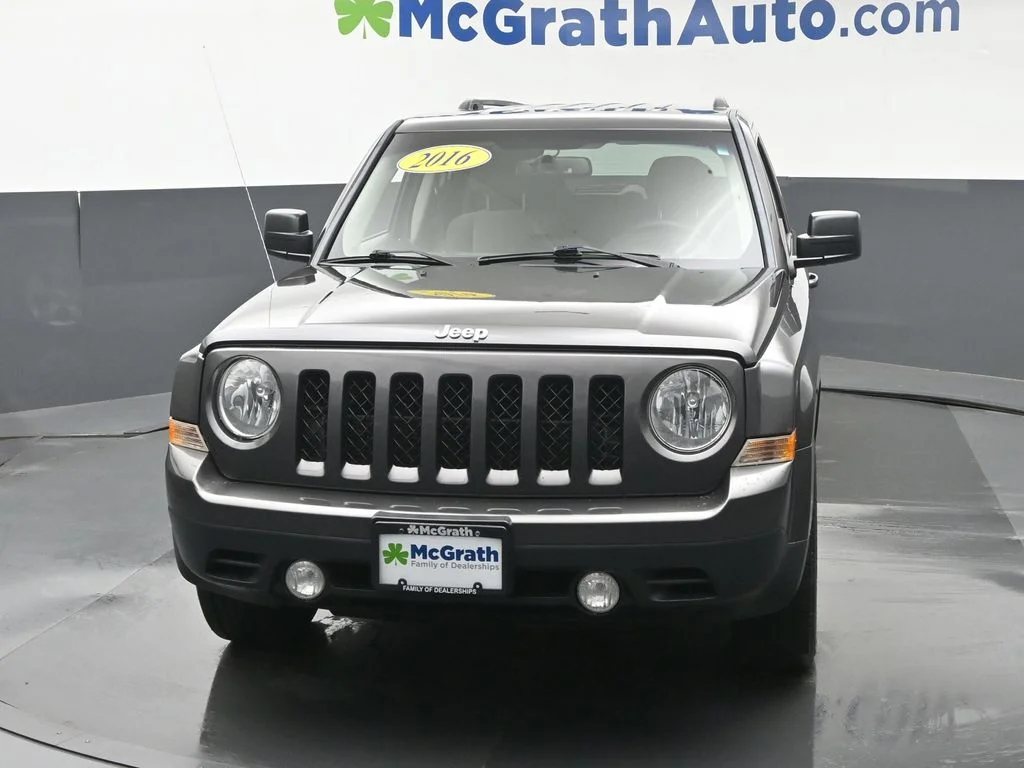 Used 2016 Gray Jeep Latitude image 6