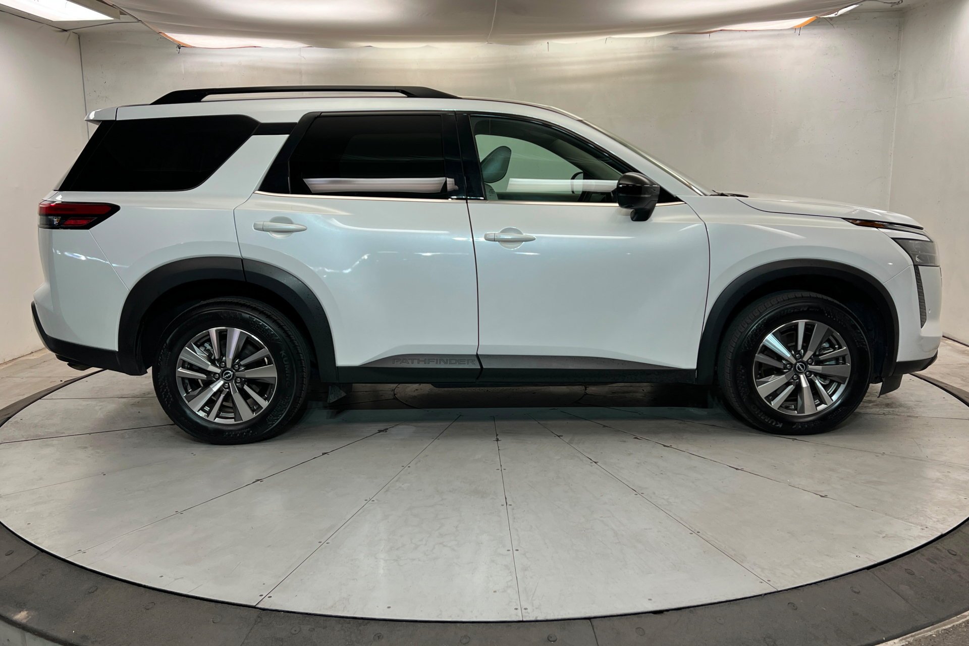 Used 2026 Everest White Pearl Tricoat Nissan SL image 7