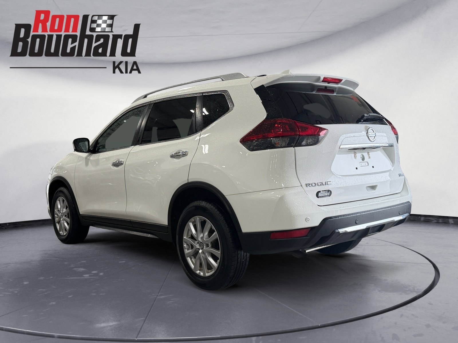 Used 2019 Glacier White Nissan SV image 4