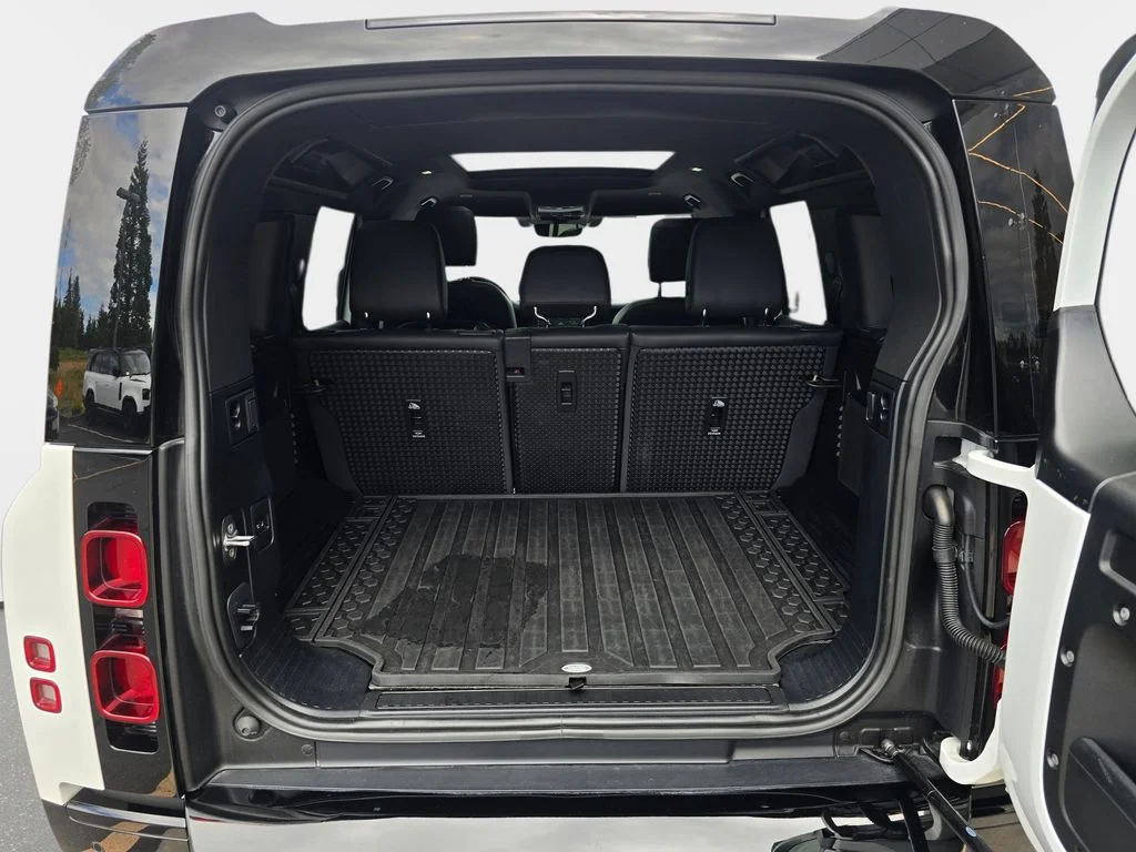 Used 2023 Fuji White Land Rover X-Dynamic SE image 13