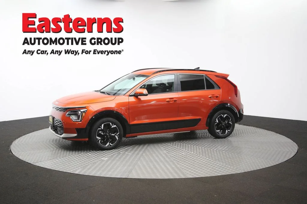 Used 2023 Red Kia Wind image 56
