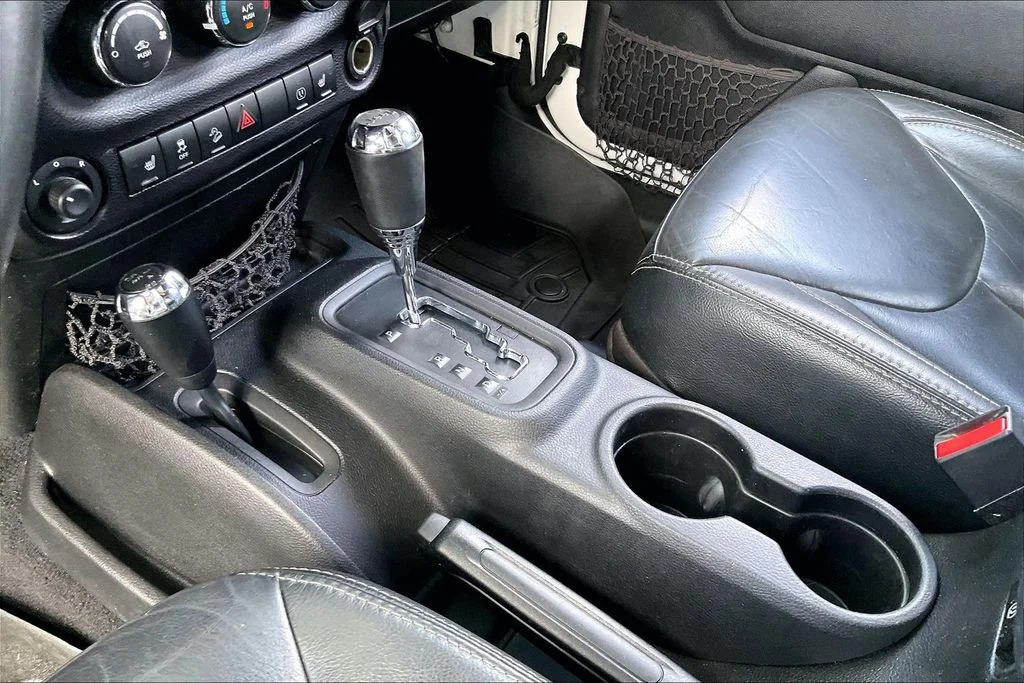Used 2015 White Jeep Unlimited Sahara image 16