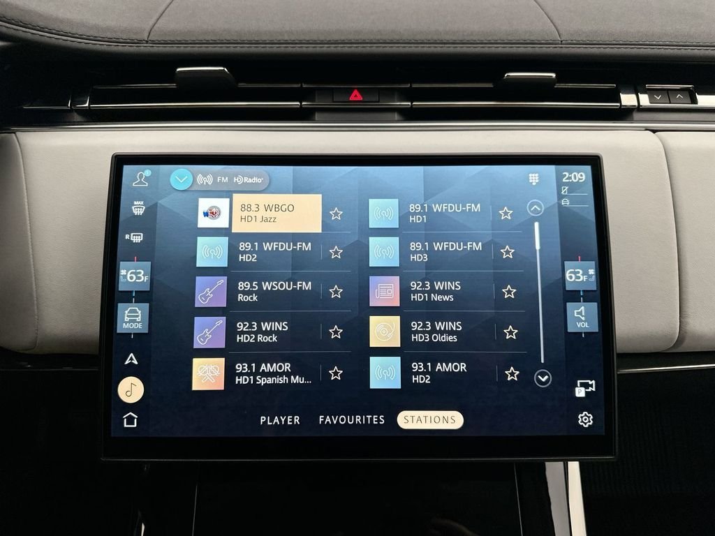 Used 2024 Varesine Blue Metallic Land Rover SE image 27