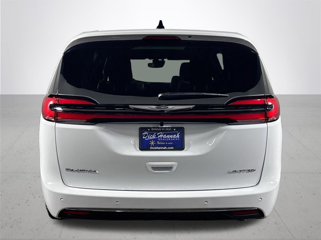 New 2026 Bright White Clear-Coat Exterior Paint Chrysler Limited image 7