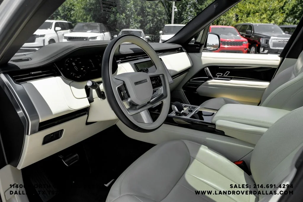 Used 2023 Hakuba Silver Metallic Land Rover SE image 2