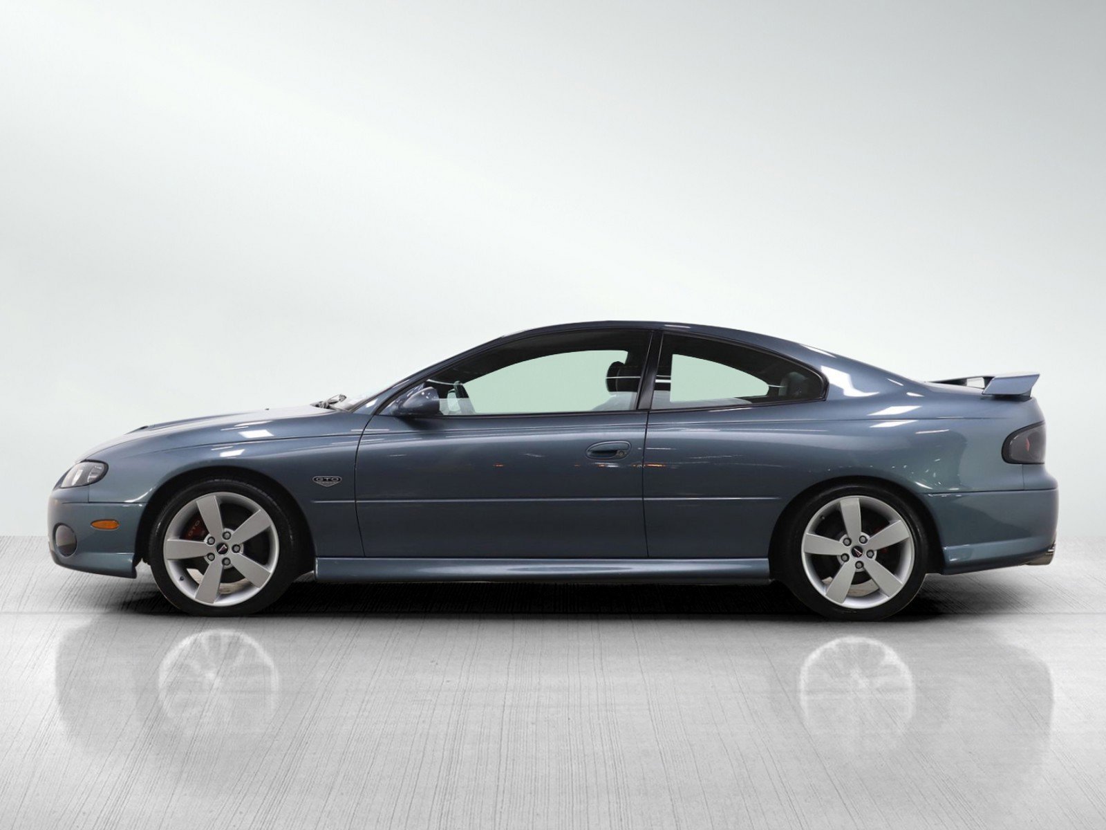 Used 2006 Pontiac GTO Base with VIN 6G2VX12U46L516206 for sale in Burnsville, Minnesota