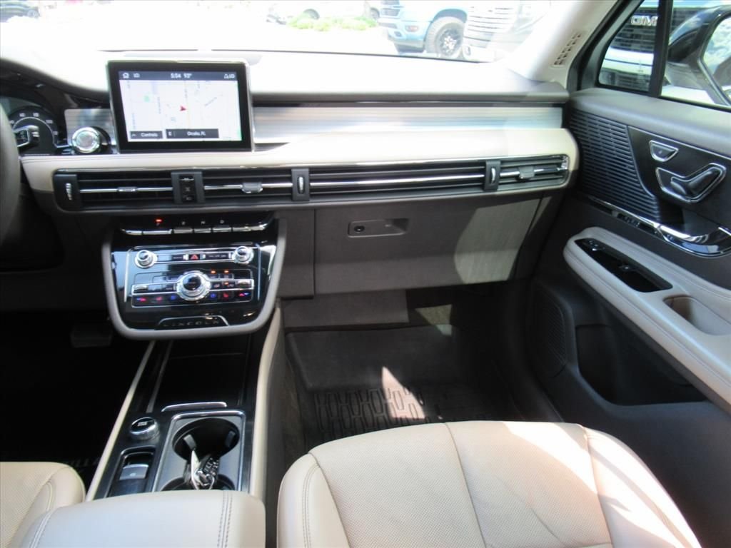 Used 2022 White Lincoln Standard image 14