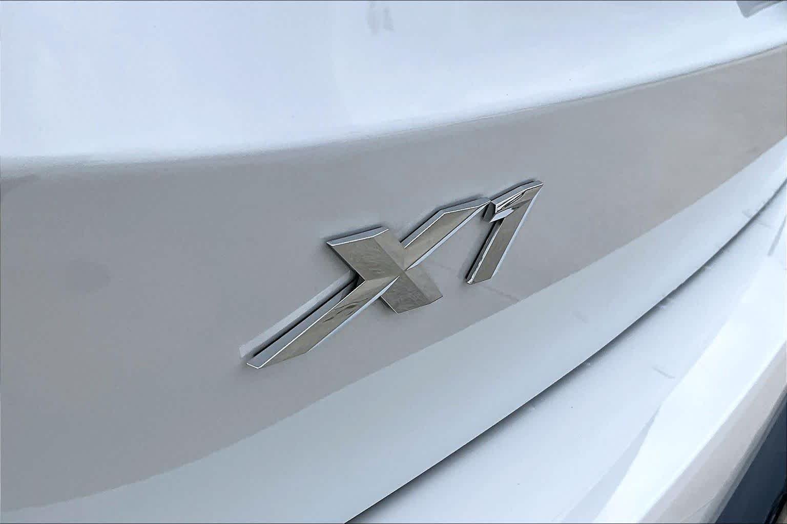 Used 2025 Mineral White Metallic BMW xDrive28i image 30