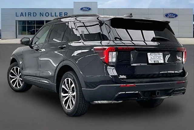 New 2026 Agate Black Metallic Ford ST-Line image 3