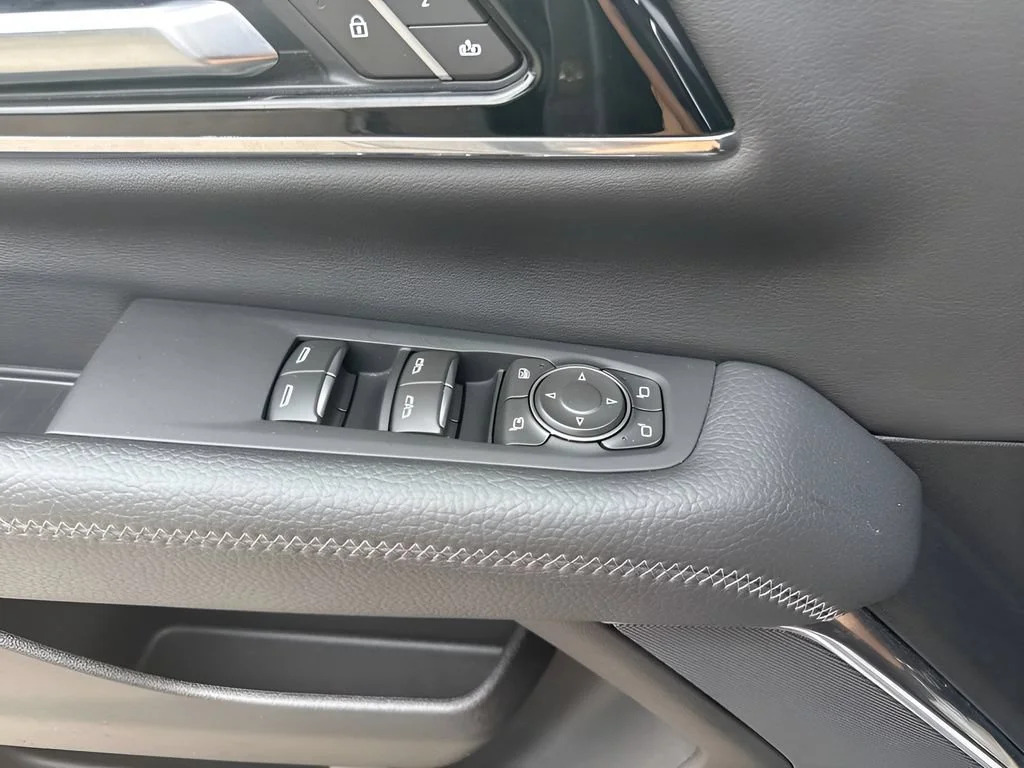 Used 2025 Sterling Metallic GMC Denali image 31
