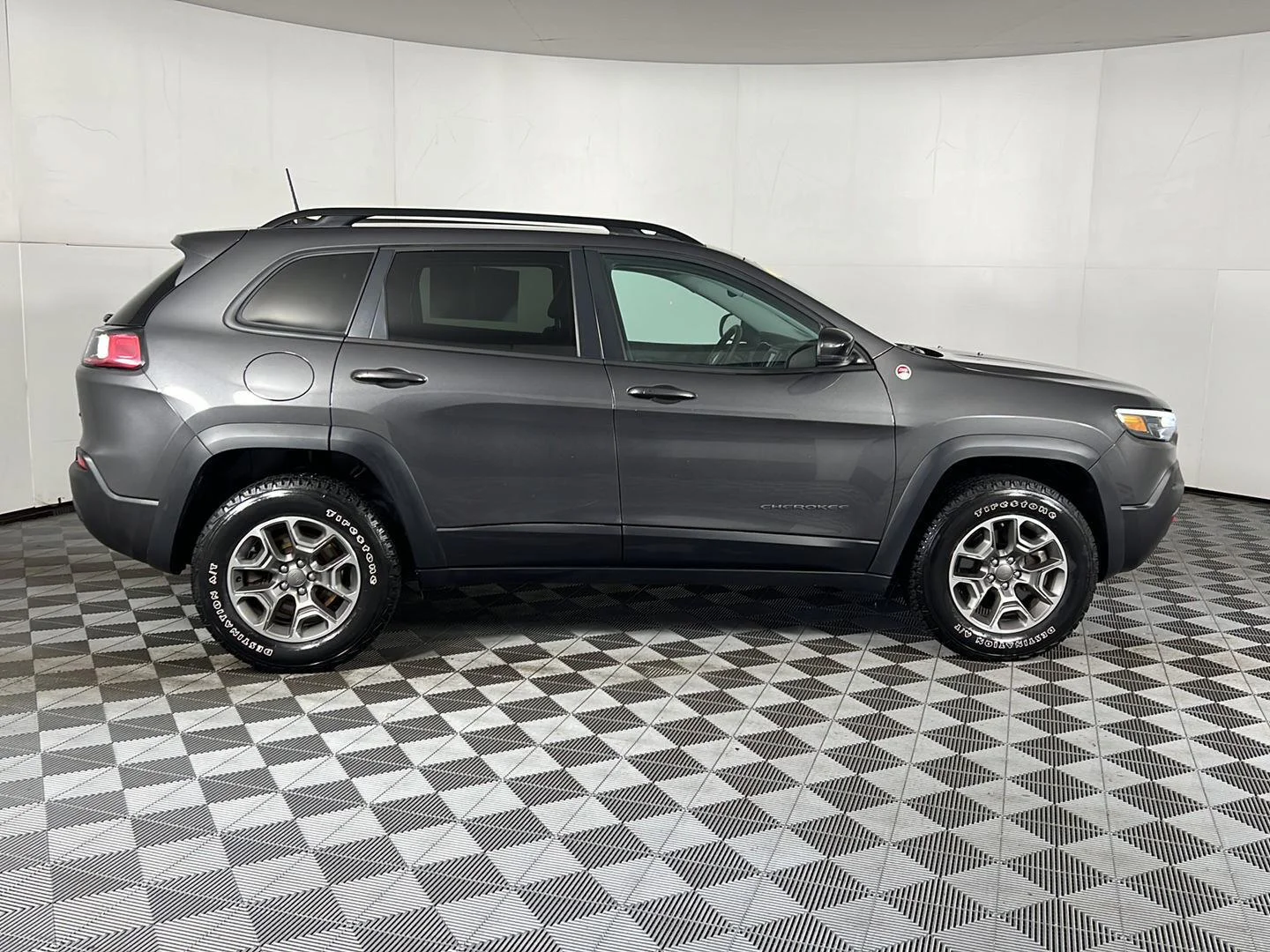 Used 2022 Granite Crystal Metallic Clearcoat Jeep Trailhawk image 7