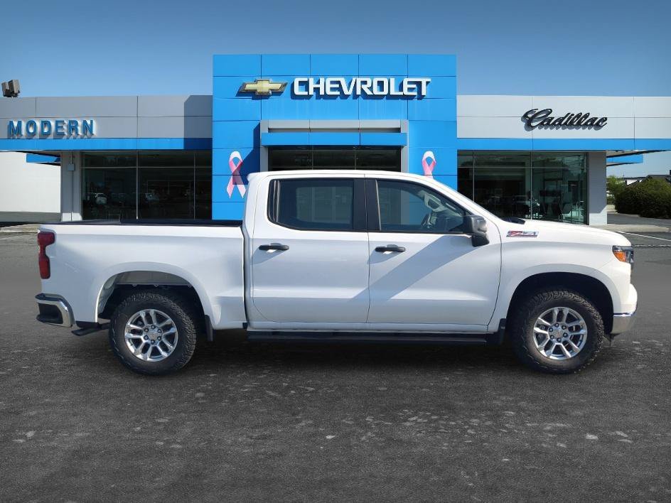New 2026 Summit White Chevrolet WT image 4