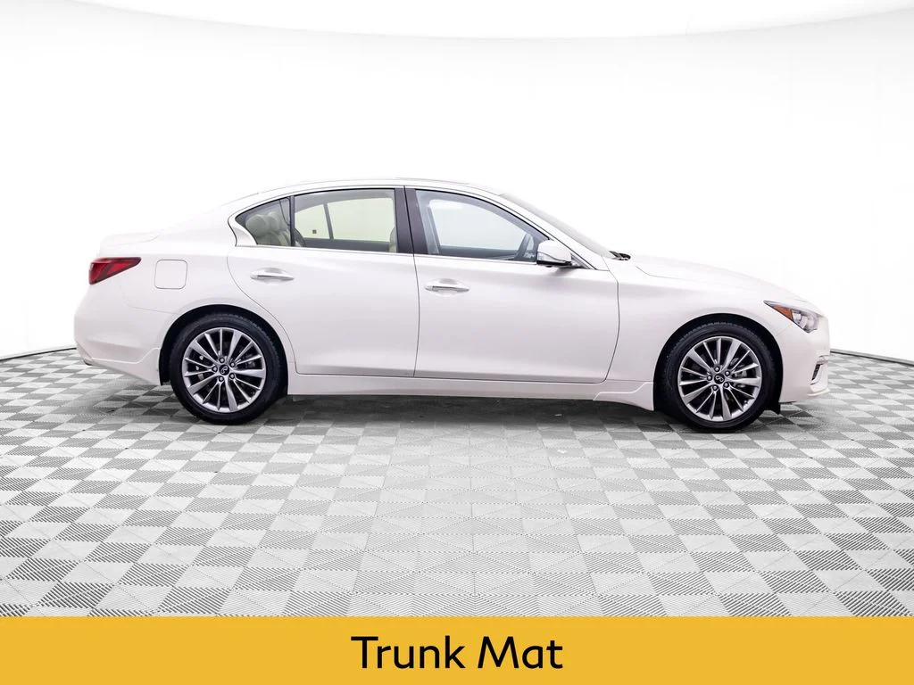 Used 2023 White INFINITI LUXE image 7