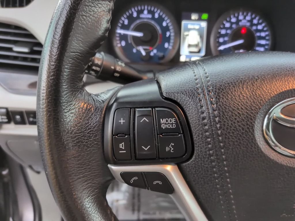 Used 2020 Gray Toyota XLE Premium image 16