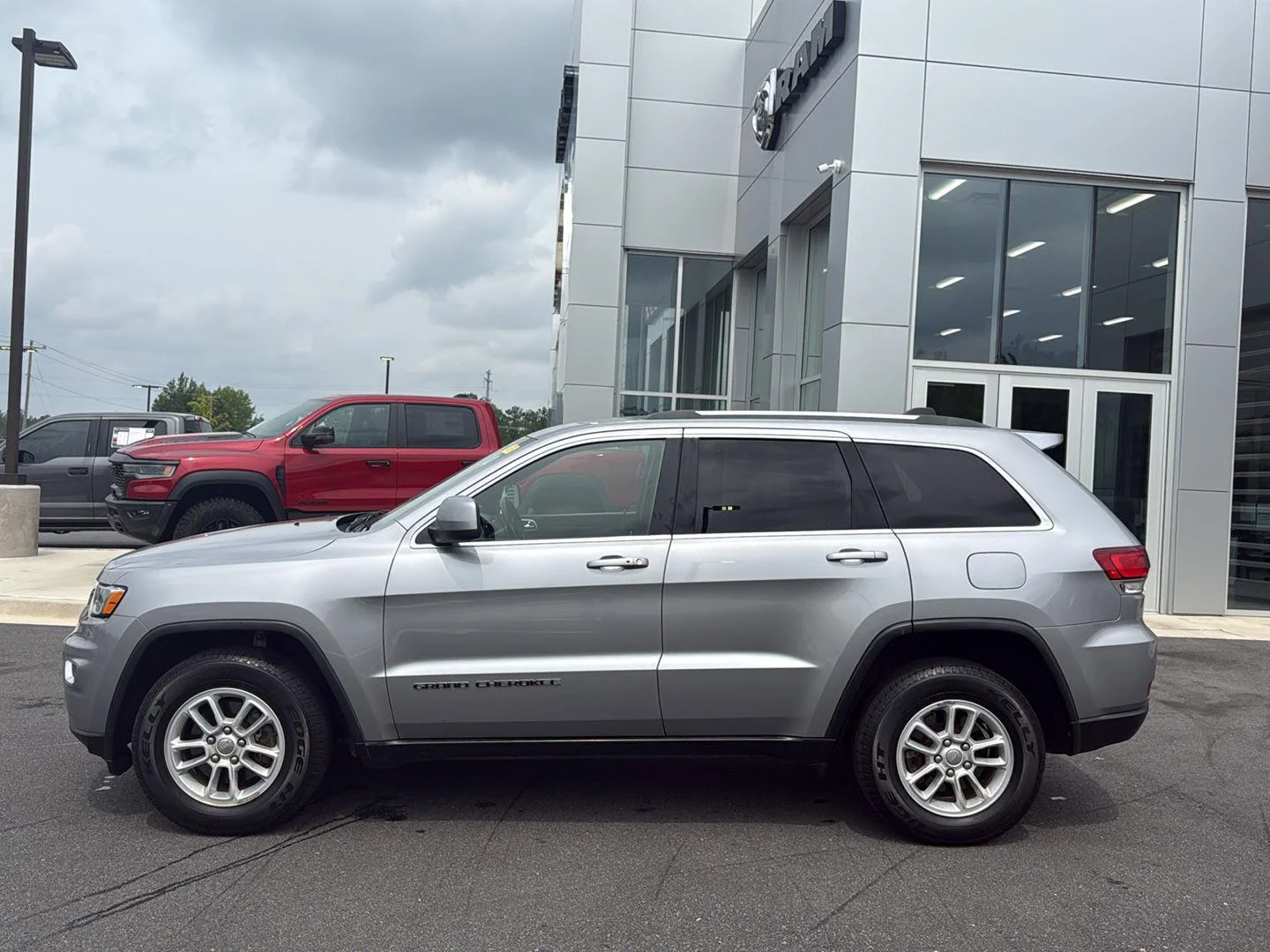 Used 2020 Billet Silver Metallic Jeep Laredo image 9