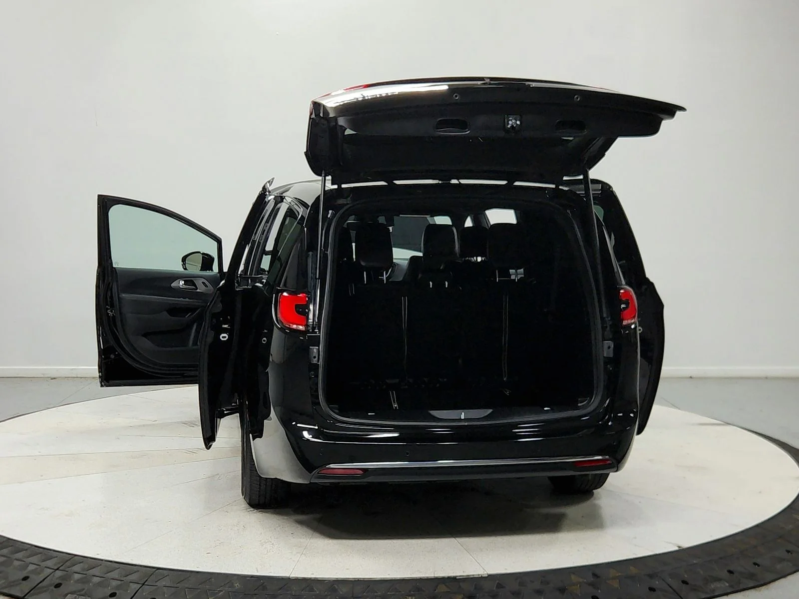 Used 2025 Black Chrysler Select image 15