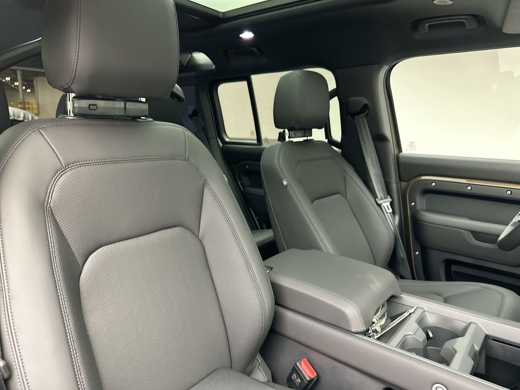 Used 2025 Gondwana Stone Metallic Land Rover S image 5