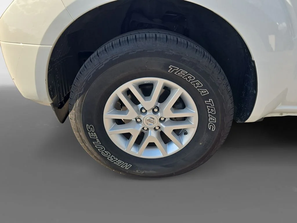 Used 2016 Glacier White Nissan SV image 10
