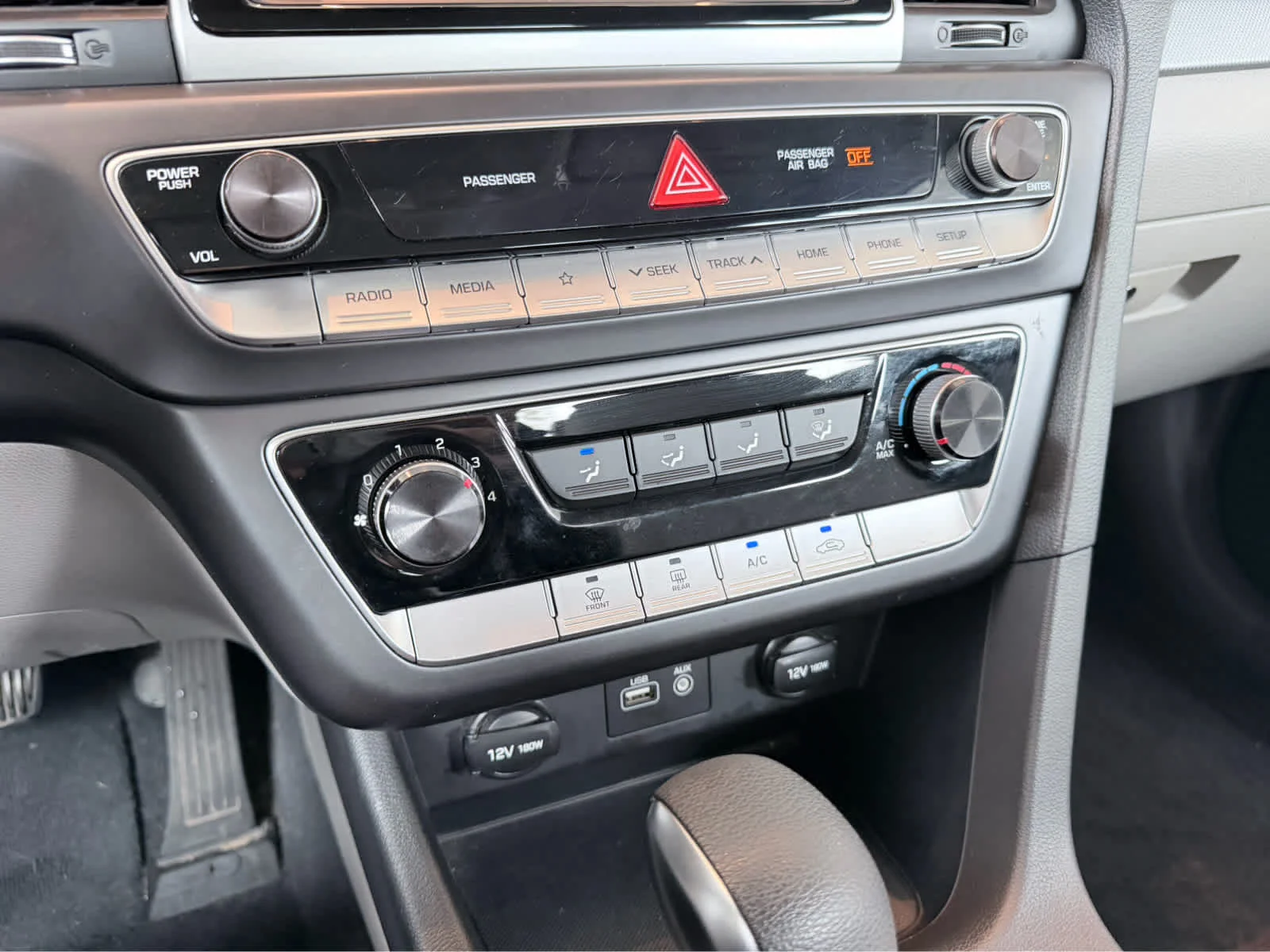 Used 2019  Hyundai SE image 13