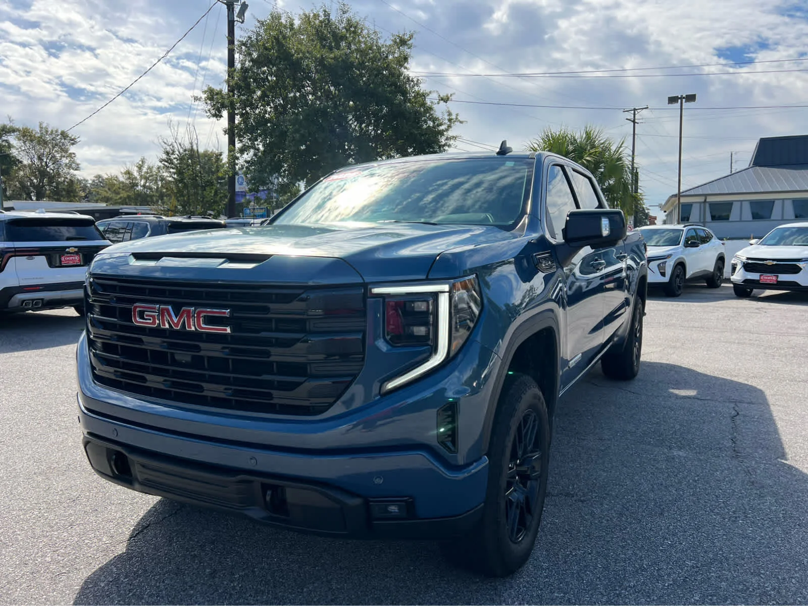 Used 2025 Downpour Metallic GMC Elevation image 7
