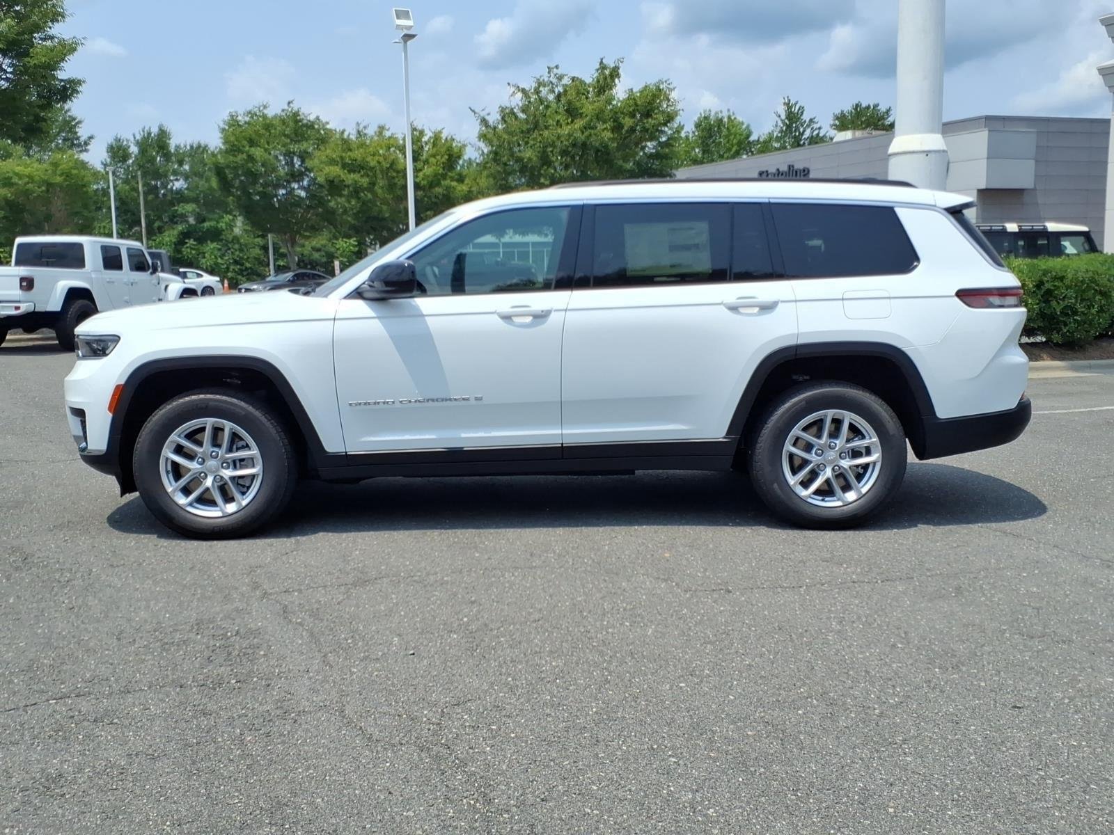 New 2026 Bright White Clear-Coat Exterior Paint Jeep Laredo X image 2