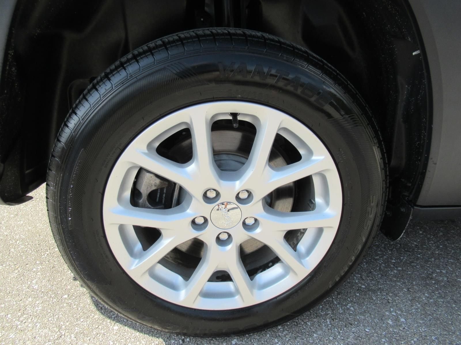 Used 2018 White Jeep Latitude Plus image 8