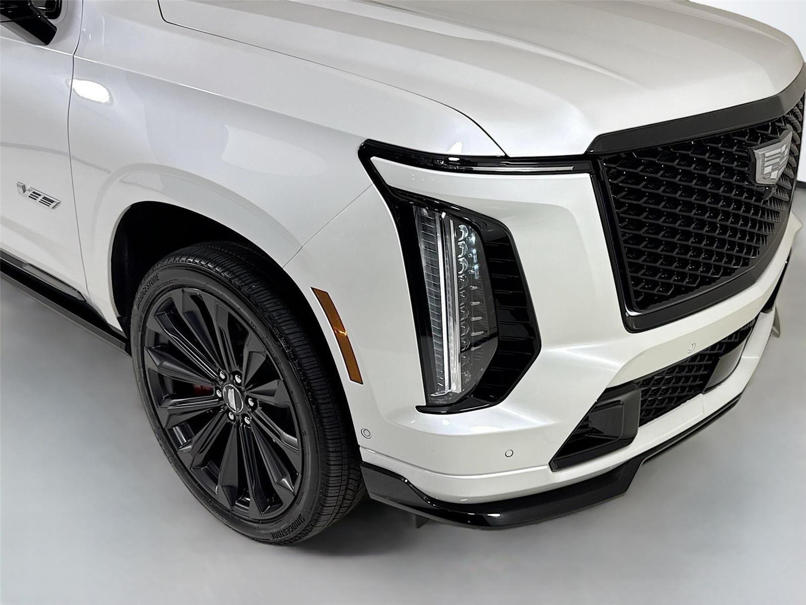 Used 2025 Crystal White Tricoat Cadillac AWD V-Series | Rear TVs | Super Cruise image 40