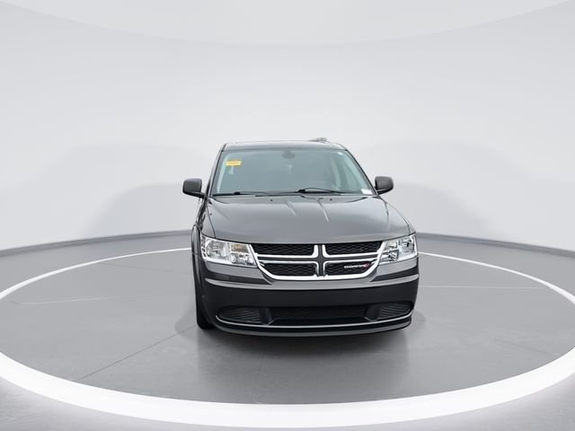 Used 2018 Gray Dodge SE image 3