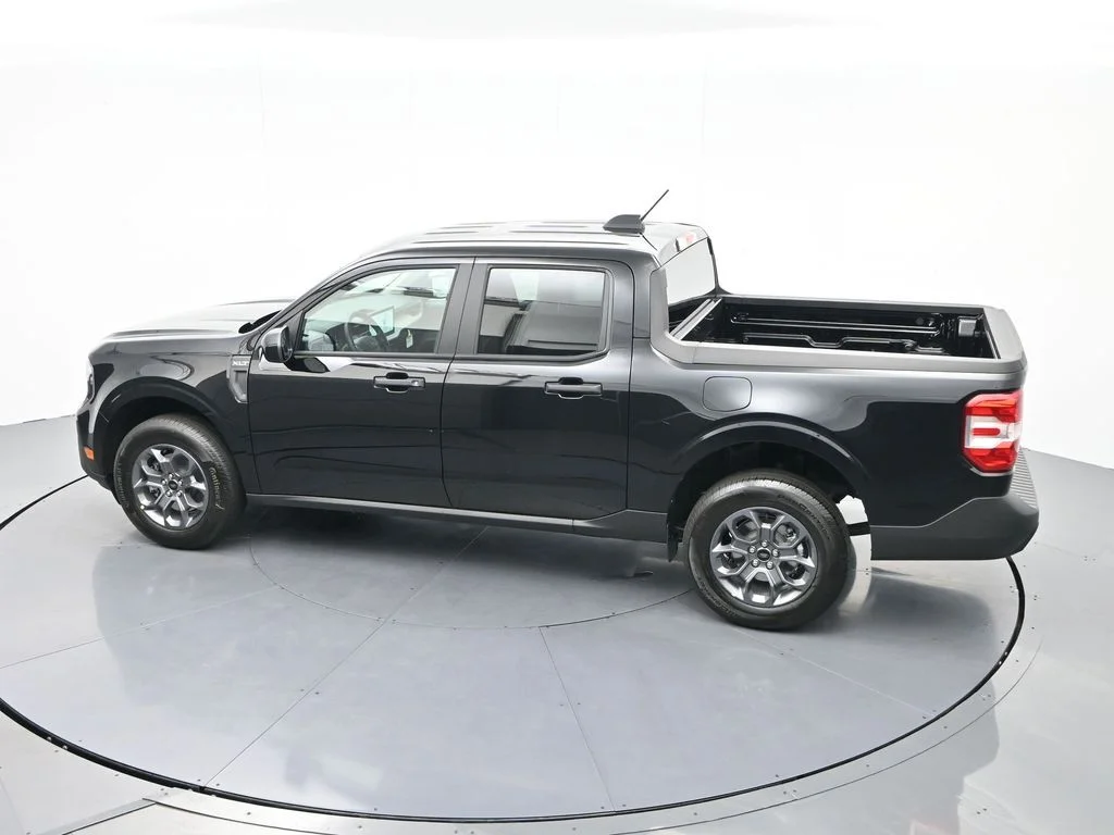 New 2025 Shadow Black Ford XLT image 30
