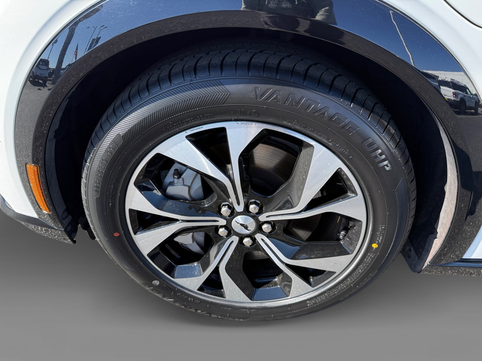 Used 2023 White Metallic Ford Premium image 9