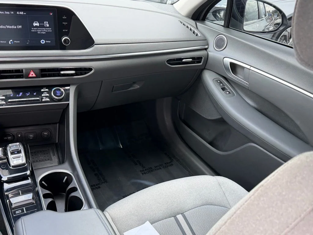 Used 2021 Shimmering Silver Pearl Hyundai SEL image 18