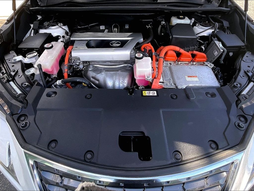 Used 2021 White Lexus 300h image 29