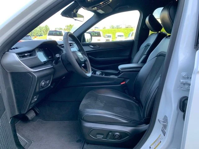 Used 2025 White Jeep Altitude image 24